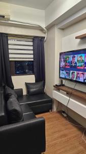 Телевизор и/или развлекательный центр в Nesting Lounge One at Santorini Condotel