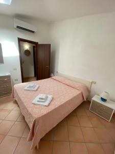 a bedroom with a bed with two towels on it at Domus Liscia di Vacca in Liscia di Vacca +174 photos