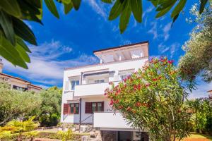 Vonkajšia záhrada v ubytovaní Brand new apartments Viktorija just 250m from the beach!