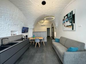 ein Wohnzimmer mit Sofa, Waschbecken und Tisch in der Unterkunft Star White in Ostuni
