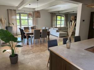 une cuisine et un salon avec une table et des chaises dans l'établissement Mas Provençale entre Avignon et St Remy de Provence, à Noves