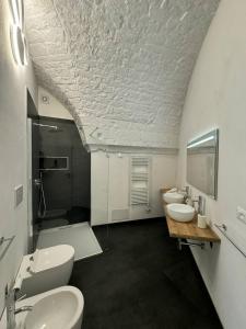 un baño con dos lavabos y dos inodoros en Star White, en Ostuni
