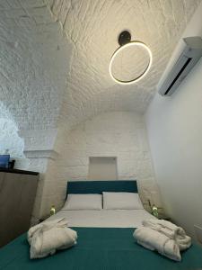 Un dormitorio con una cama con dos almohadas blancas. en Star White, en Ostuni