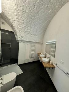 y baño con 3 aseos, lavamanos y bañera. en Star White, en Ostuni