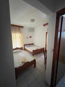 Postel nebo postele na pokoji v ubytování Mpoufidis Rock House Meteora
