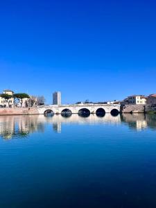 Výhled na řeku, která protéká v blízkosti hotelu