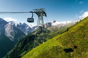 Vista generica sulle montagne o vista sulle montagne dall'interno dell'appartamento