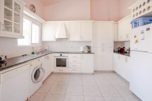 Dapur atau dapur kecil di Kisonerga Villa in Paphos