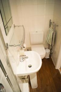 Koupelna v ubytování Lemon Tree Rooms - Newly Refurbished Coastal Stay