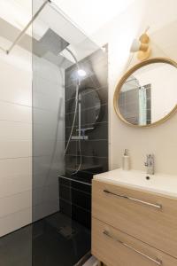 La salle de bains est pourvue d'un lavabo et d'un miroir. dans l'établissement Point d'Or, à Hossegor