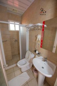 un bagno con un water e un lavandino di Taijing Hotel a Beigan Altre 9 foto