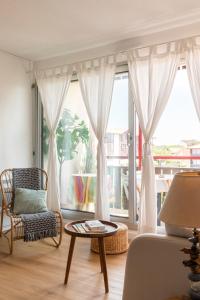 a living room with a couch and a table at Point d'Or in Hossegor