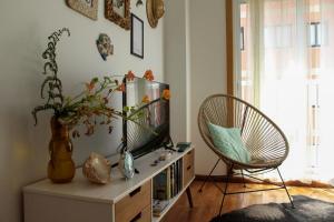 a living room with a fish tank and a chair at Aliving Colo in Raxó