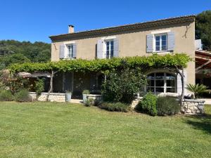 une maison avec du lierre poussant sur le côté dans l'établissement Mas Provençale entre Avignon et St Remy de Provence, à Noves