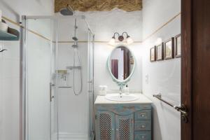 un baño con lavabo y espejo en Apartamento Jávea Pueblo, en Jávea 27 fotos más