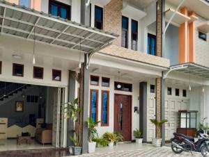 a house with a motorcycle parked in front of it at An Nisa Homestay Syariah Aceh Mitra RedDoorz in Cotgirek +13 photos