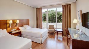 Postel nebo postele na pokoji v ubytování Sercotel Los Llanos + 35 fotografií