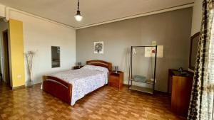 um quarto com uma cama e um chuveiro em Ocean Hill House em Santa Cruz - Madeira