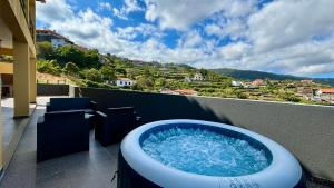 uma banheira no topo de uma varanda em Ocean Hill House em Santa Cruz - Madeira mais 22 fotografias