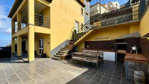 um prédio com um banco e escadas em Ocean Hill House em Santa Cruz - Madeira