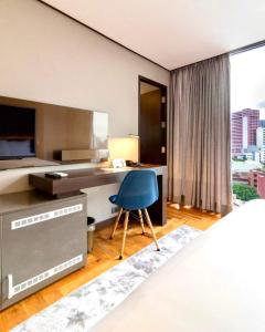 TV a/nebo společenská místnost v ubytování Ramada Encore by Wyndham Makati