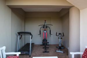 Posilňovňa alebo fitness centrum v ubytovaní Alonia Villa, Refined Living with 50m2 Private Pool, By ThinkVilla