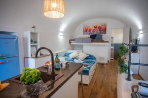 Habitación con cama y cocina con fregadero en La Pigna Azzurra - Happy Rentals, en San Remo