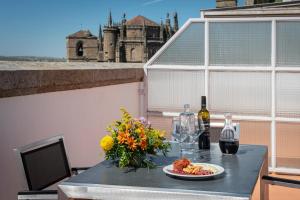 a table with a plate of food and a bottle of wine at Dorma Alfonso VIII in Plasencia