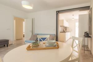 a kitchen and living room with a table and chairs at Villino in centro con cortile interno, wifi e aria condizionata in Codigoro