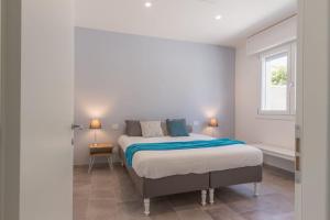 a bedroom with a bed and a window at Villino in centro con cortile interno, wifi e aria condizionata in Codigoro