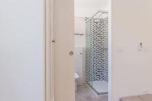 a bathroom with a shower with a glass door at Villino in centro con cortile interno, wifi e aria condizionata in Codigoro +16 photos