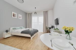 Posteľ alebo postele v izbe v ubytovaní Modern Studio Słonimskiego with Balcony by Noclegi Renters
