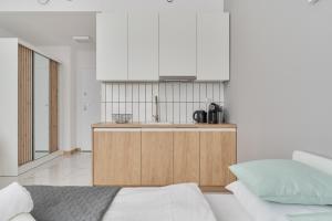 Kuchyňa alebo kuchynka v ubytovaní Modern Studio Słonimskiego with Balcony by Noclegi Renters