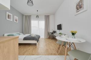 Posteľ alebo postele v izbe v ubytovaní Modern Studio Słonimskiego with Balcony by Noclegi Renters