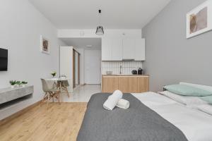 Posteľ alebo postele v izbe v ubytovaní Modern Studio Słonimskiego with Balcony by Noclegi Renters + 25 fotografií