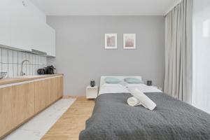 Posteľ alebo postele v izbe v ubytovaní Modern Studio Słonimskiego with Balcony by Noclegi Renters
