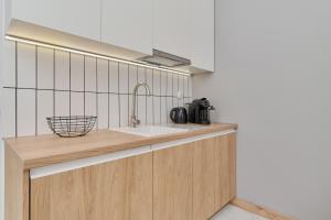 Kuchyňa alebo kuchynka v ubytovaní Modern Studio Słonimskiego with Balcony by Noclegi Renters