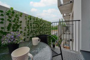 Balkón alebo terasa v ubytovaní Modern Studio Słonimskiego with Balcony by Noclegi Renters