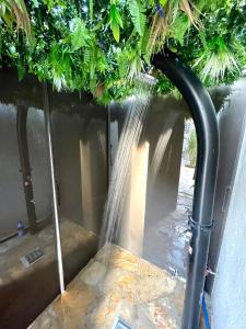 Ein Schlauch sprüht Wasser in ein Haus. in der Unterkunft Apartments Pribilovic in Budva