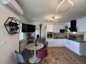 Kuchyňa alebo kuchynka v ubytovaní Pool Apartment Galeb