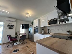 Kuchyňa alebo kuchynka v ubytovaní Pool Apartment Galeb
