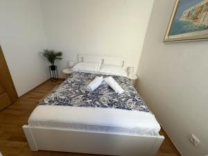 Posteľ alebo postele v izbe v ubytovaní Pool Apartment Galeb