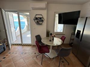 Televízia a/alebo spoločenská miestnosť v ubytovaní Pool Apartment Galeb