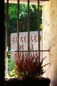Un cartel de madera en una ventana con un cartel que dice seder en El Celler de la Guàrdia, en Montserrat