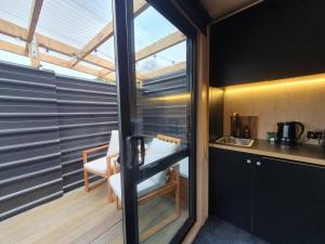 Kuchyň nebo kuchyňský kout v ubytování Cass Bay Retreat with Outdoor Bath Christchurch + 25 fotografií