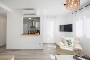 Televízia a/alebo spoločenská miestnosť v ubytovaní Apartamento Jávea Puerto