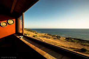 um quarto com uma janela com vista para o oceano em B&B Baglio Maragani em Maragani