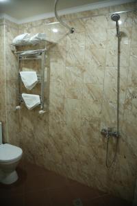 Martuni的住宿－Vell Grey Hotel，带淋浴、卫生间和毛巾的浴室