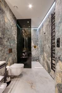 Koupelna v ubytování Art Suites Luxury Hotel + 31 fotografií