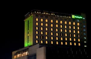 Holiday Inn Chandigarh Zirakpur, an IHG Hotel في شانديغار: مبنى عليه ضوء أخضر